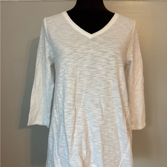 Chico’s Women's White V-Neck Top The Ultimate Tee Size O/ small NWT - Picture 1 of 4